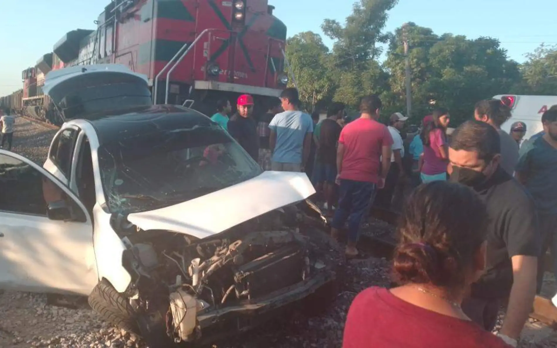 Presuntamente intentó ganarle el paso al tren y murió aplastado en Altamira 